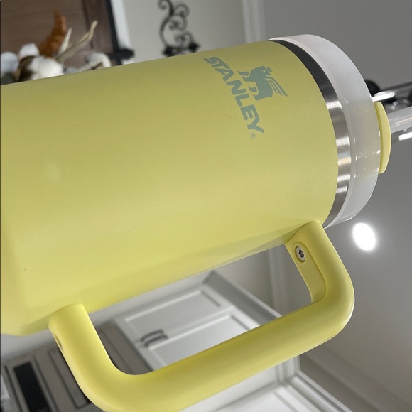 Yellow 40oz Stanley tumbler. NWOT - Picture 3 of 6